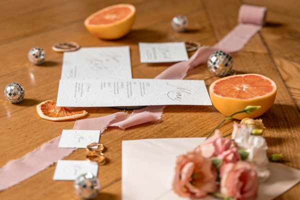 photos de détails mariage flatlay